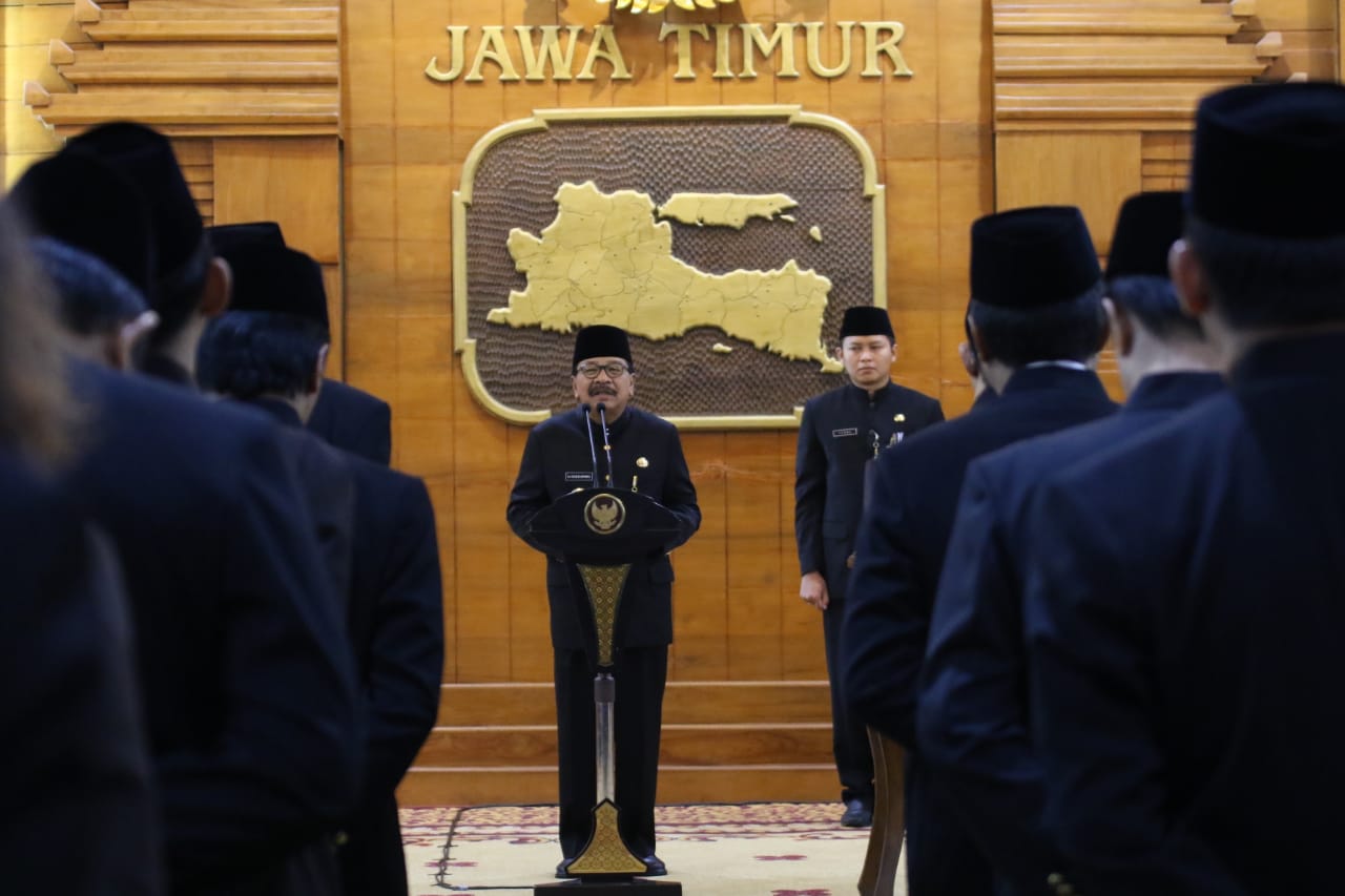 Pelantikan Eselon III, Pakde Karwo Ingatkan ASN Tidak Berpolitik