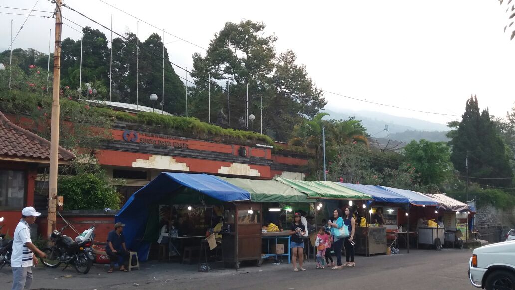 Menikmati Kuliner Malam Hari di Tretes