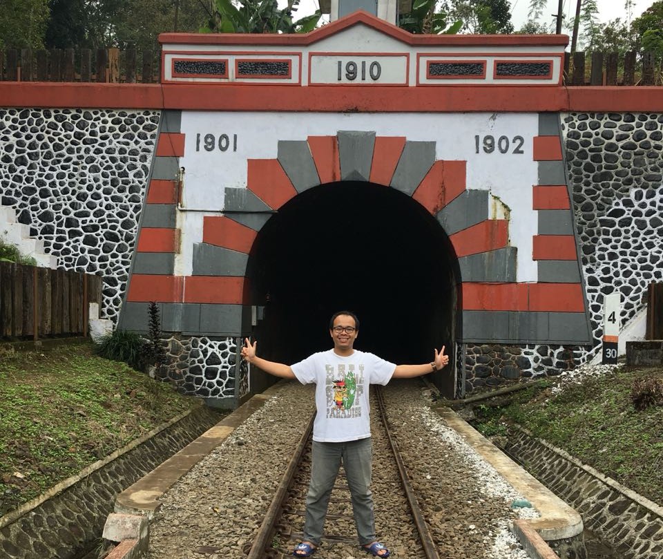 Belusukan Demi Mengabadikan Foto Kereta Api