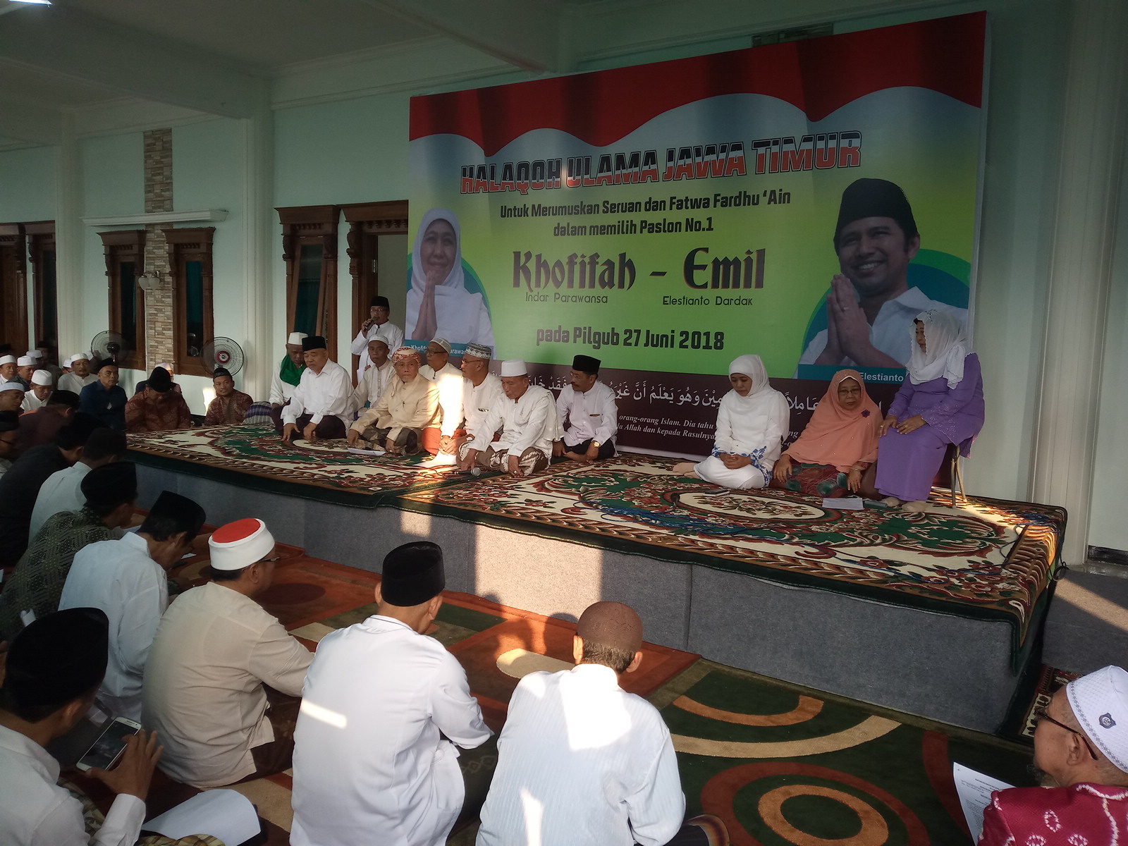 300 Ulama Jawa Timur Serukan Fardhu Ain Pilih Khofifah-Emil