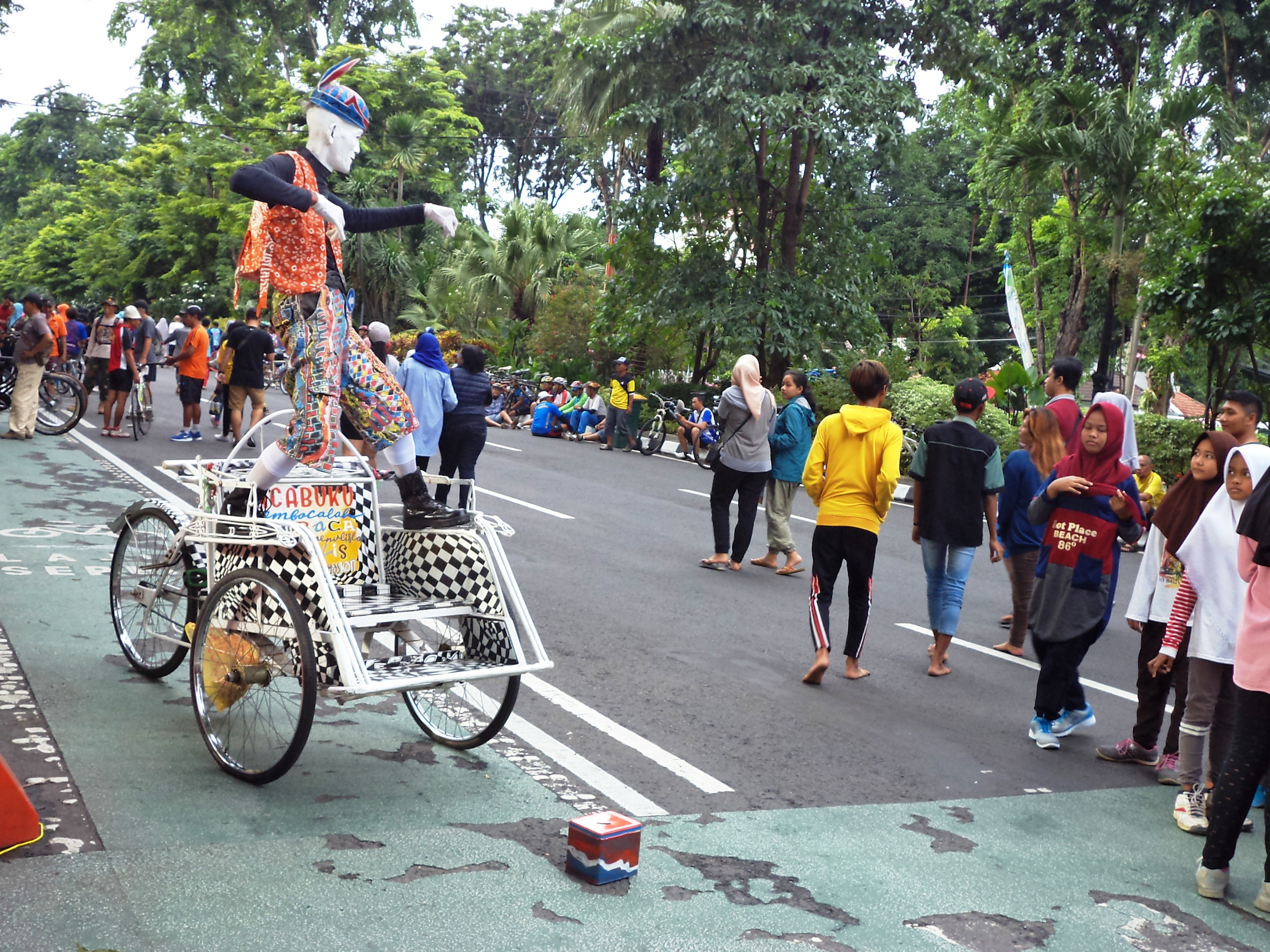 Kenalkan Madi Om Dewo Manusia Patung Taman Bungkul
