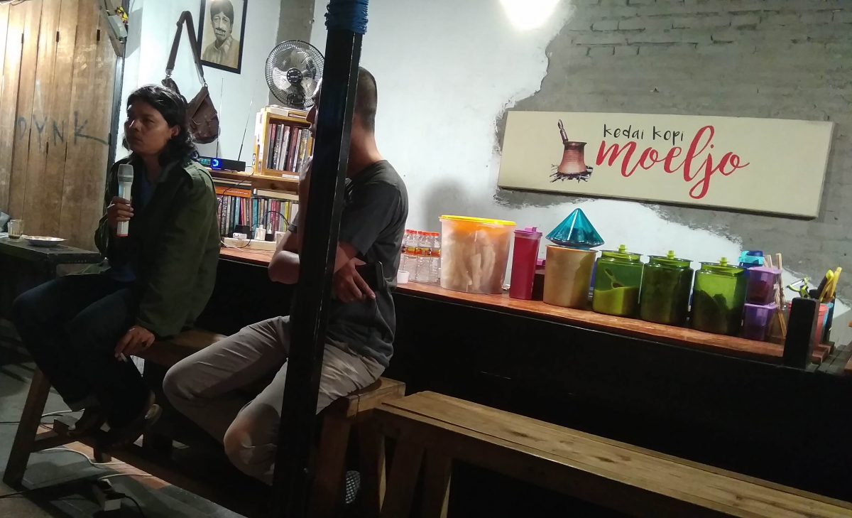 Kedai Kopi Moelyo, Tempat Ngopi Asyik Sambil Baca Buku Gratis