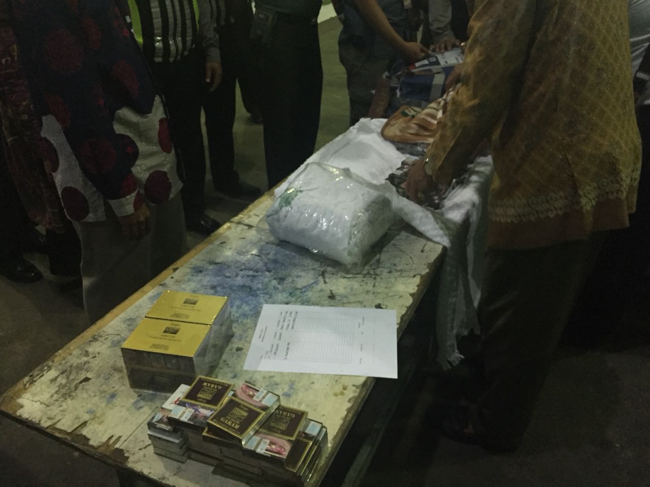 Waduh Kloter 7 Ketahuan Sembunyikan 45 Slop Rokok Dibungkus Kain Ihram