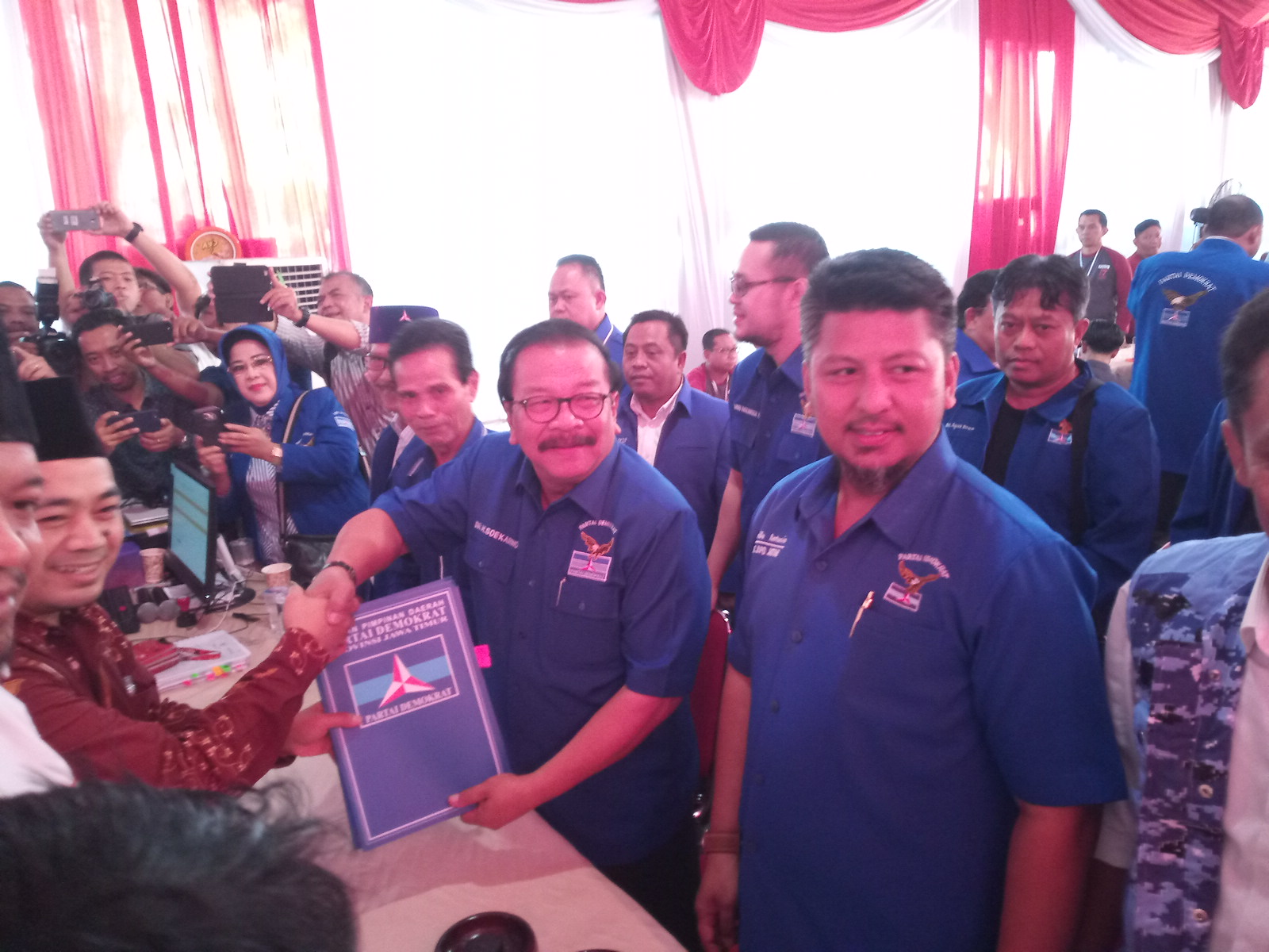 Pakde Karwo Antar Pendaftaran Bacaleg Demokrat ke KPU Jatim