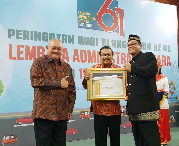 Gubernur Soekarwo Terima Penghargaan Widyaiswara Ahli Utama Kehormatan