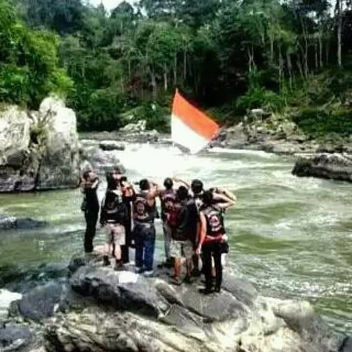 Peringati HUT RI, Para Penjelajah Ini Kibarkan Merah Putih Di Gunung Dempo