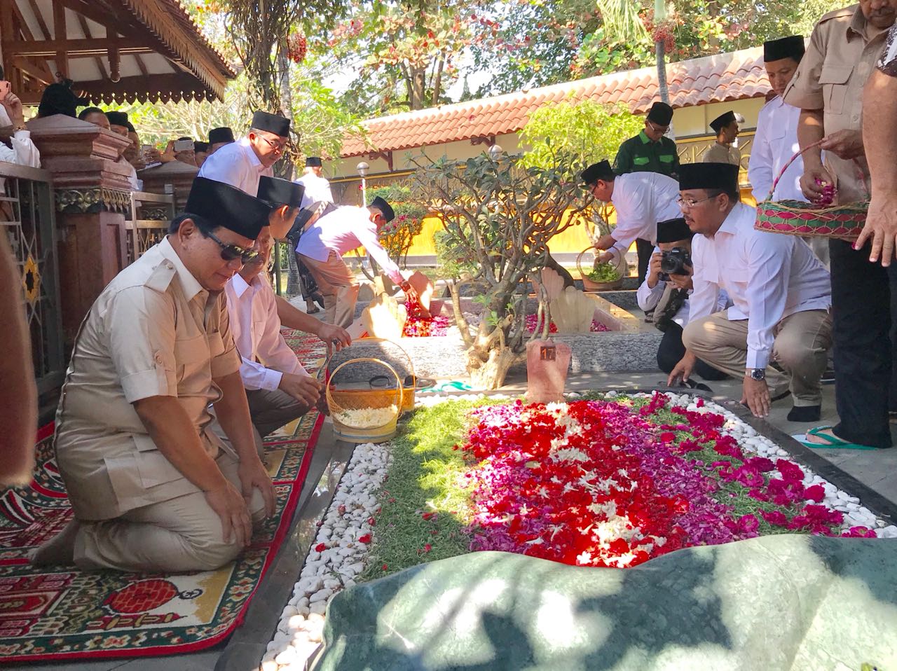 Prabowo Khusyuk Tahlilan di Makam Gus Dur
