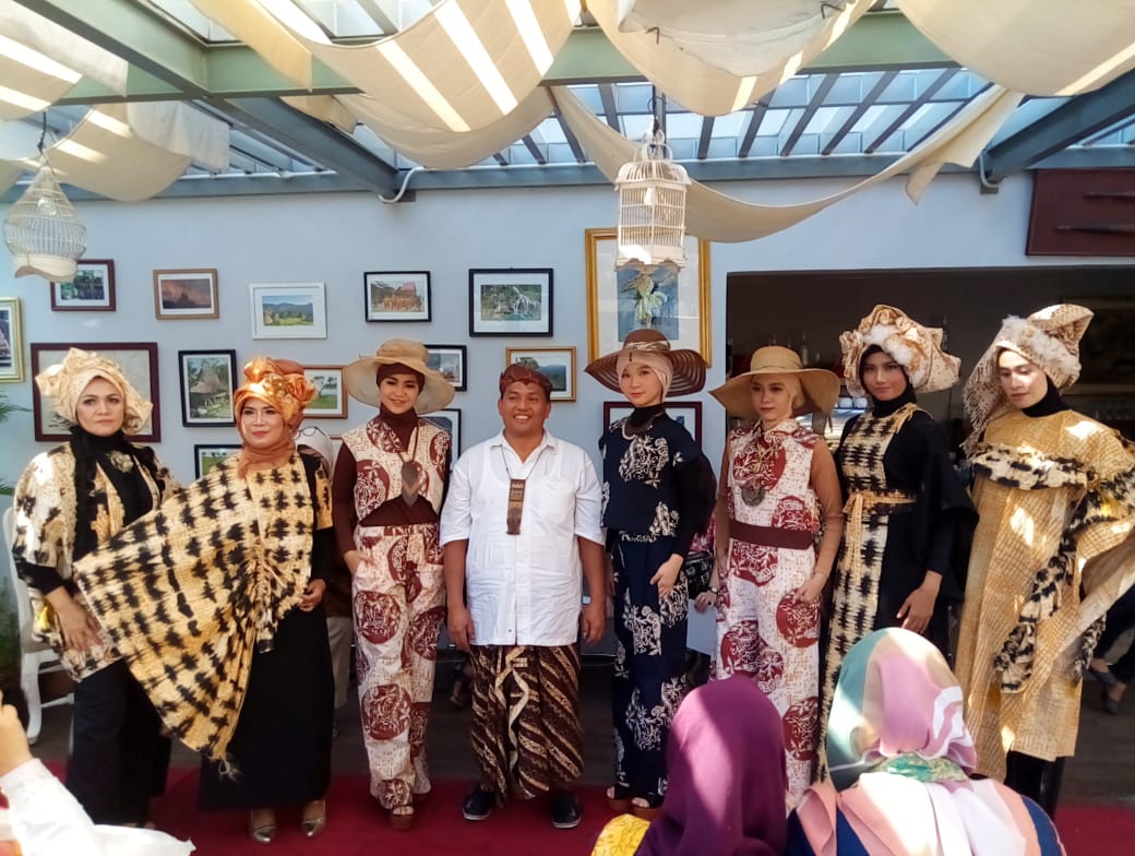 Meriahkan Hari Batik, Ayola La Lisa lngin Lebih Mengenal Batik Teyeng Surabaya