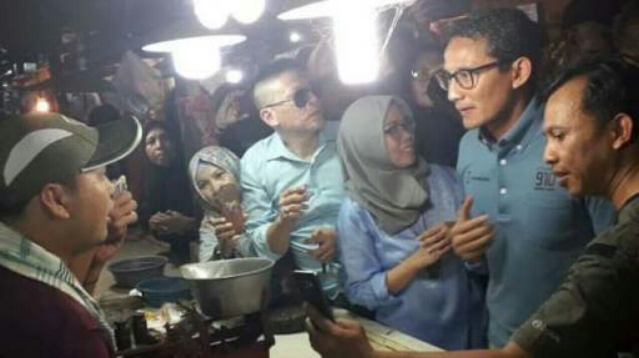 Kunjungi Pasar Di Bogor, Sandiaga Disambut Emak-Emak