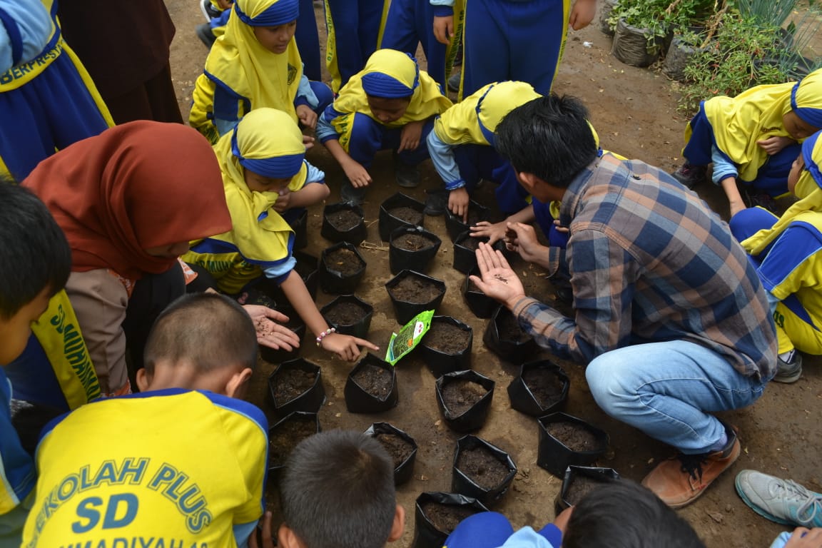 Tumbuhkan Sikap Cinta Tanaman, Siswa SDM 18 Surabaya Kunjungi Lahan Pertanian Agroteknologi UPN Veteran