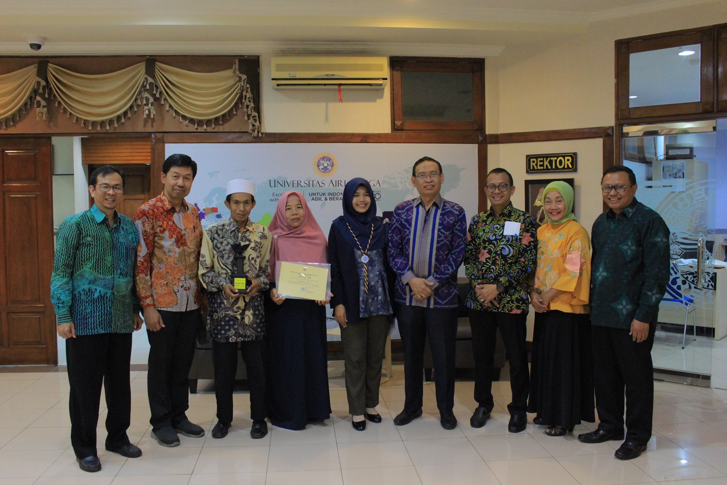 Dari Putri Pedagang Cilok Menjadi Sarjana Berprestasi
