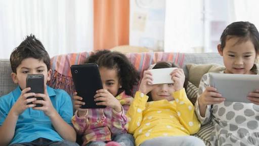 Batasi Screen Time, Tingkatkan Fungsi Otak dan Keterampilan Bahasa Anak