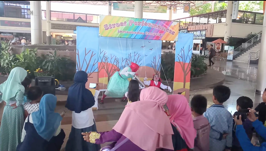 Anak-anak Mengambil Alih Petugas Bandara Juanda