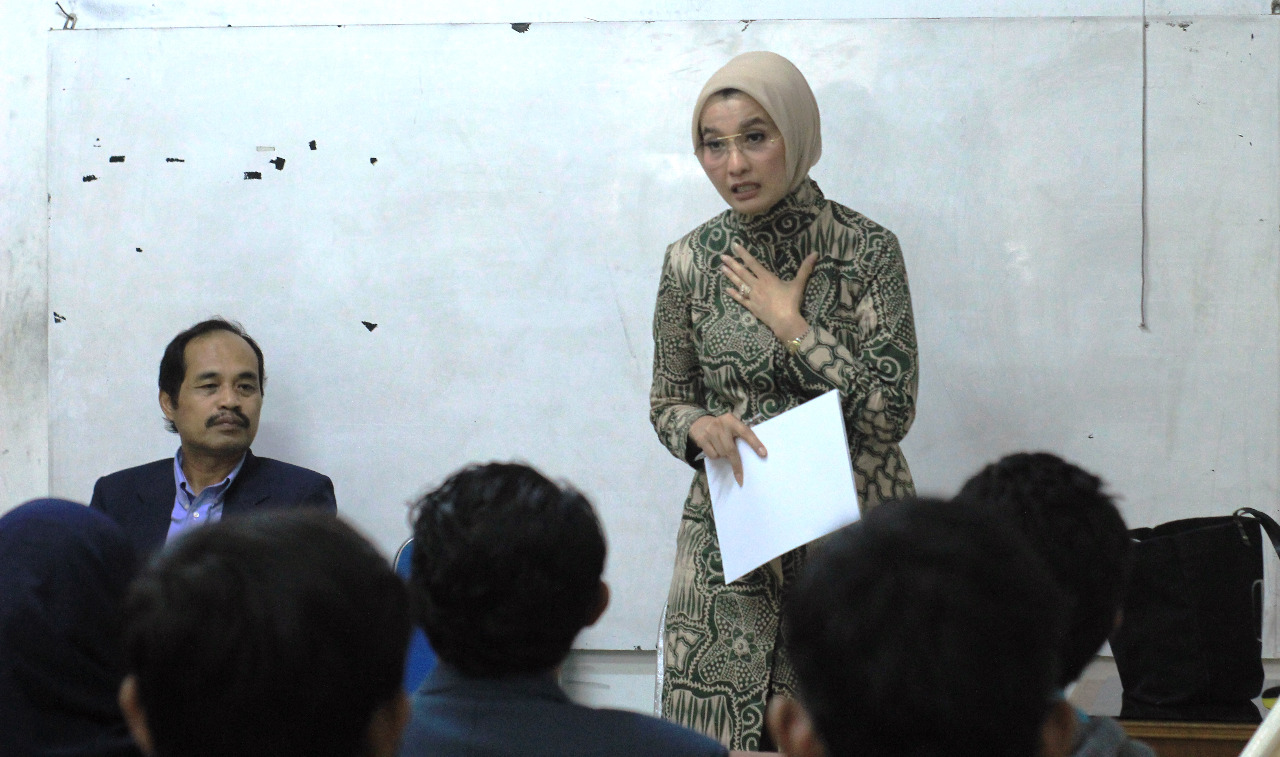 Arzeti Bilbina Beri Motivasi Mahasiswa Bidikmisi Unitomo