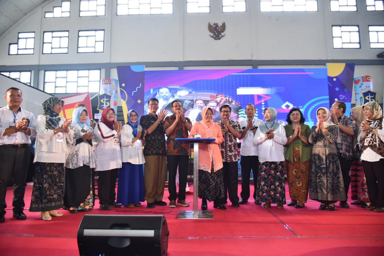 Risma Ingatkan Siswa Terbiasa Kerja Keras