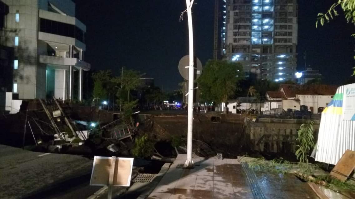 Jalan Dekat RS Siloam Ambles 10 Meter