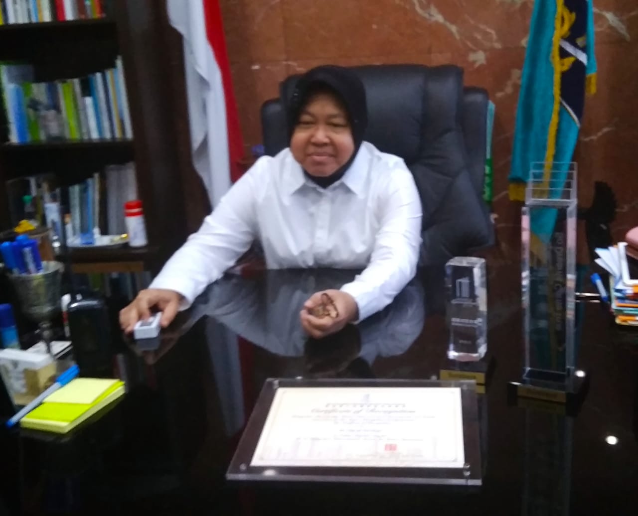 Risma Pamerkan Guangzhou Award 2018 di Ruang Kerjanya