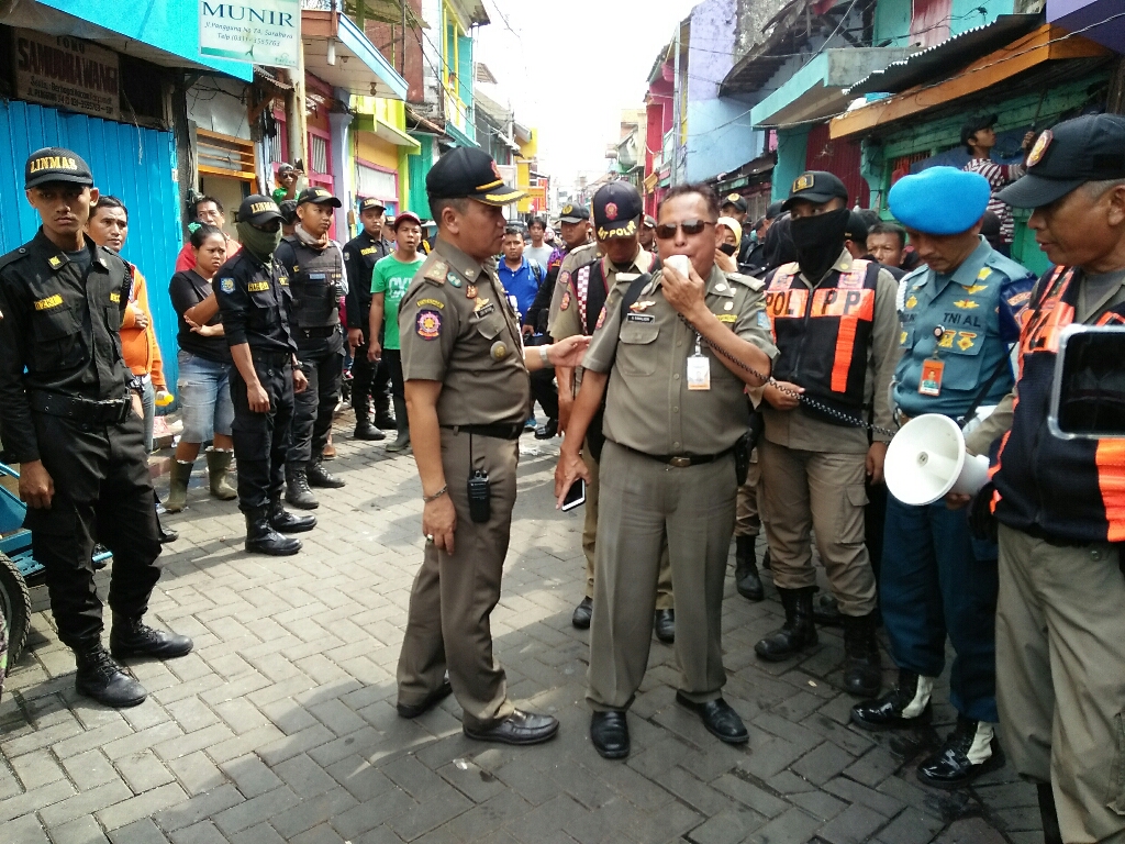 Ingin Kembalikan Fungsi Jalan, Satpol PP Surabaya Tertibkan Puluhan PKL Ikan