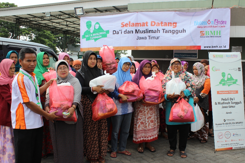 BMH Jatim Bagikan Bantuan untuk 300 Janda Miskin Se-Jawa Timur