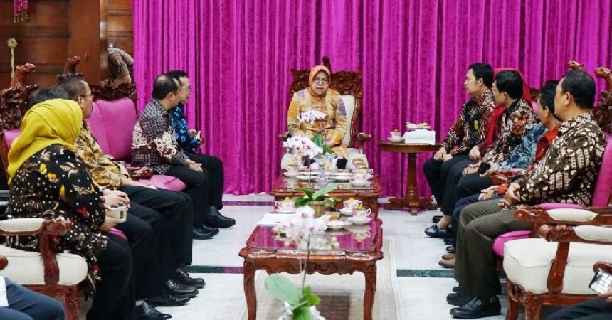 Risma Berikan Penghargaan Kepada BPN Surabaya
