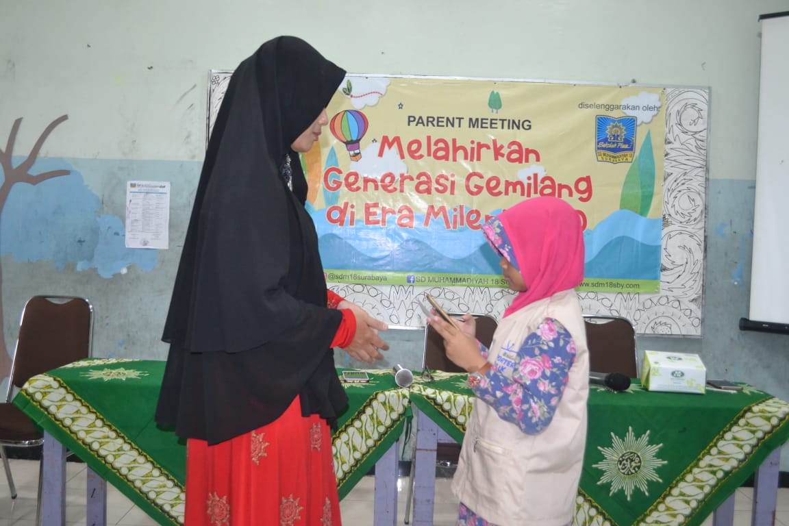 Tampil Percaya Diri, Reporter Cilik SDM 18 Surabaya Ini Beraksi