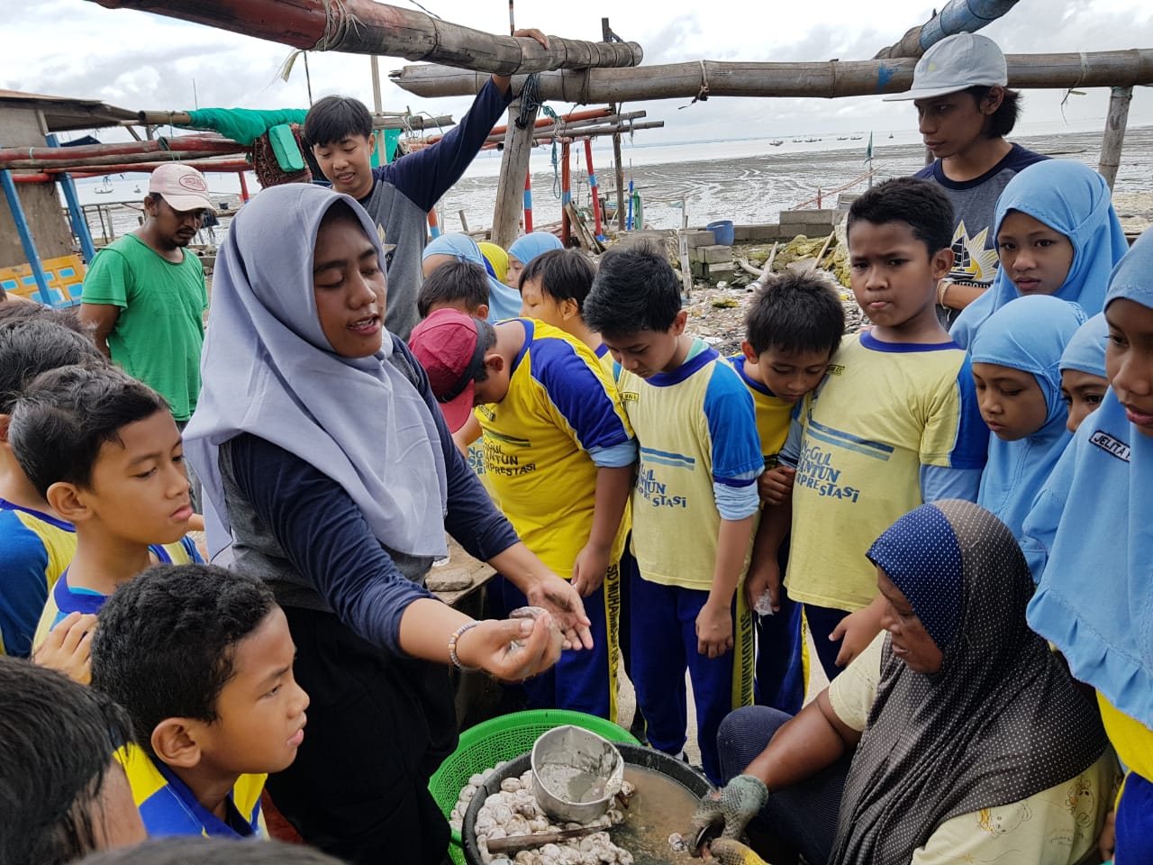 Siswa Kelas 4 SD Muhammadiyah 18 Surabaya Kunjungi Kampung Nelayan Kenjeran