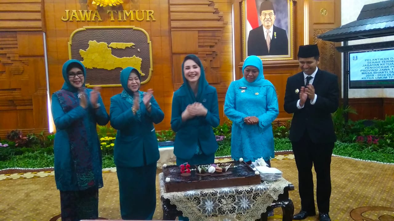 Dilantik Jadi Ketua Tim penggerak PKK Jatim, Arumi Bachsin Dapat Kejutan Ulang Tahun ke-25