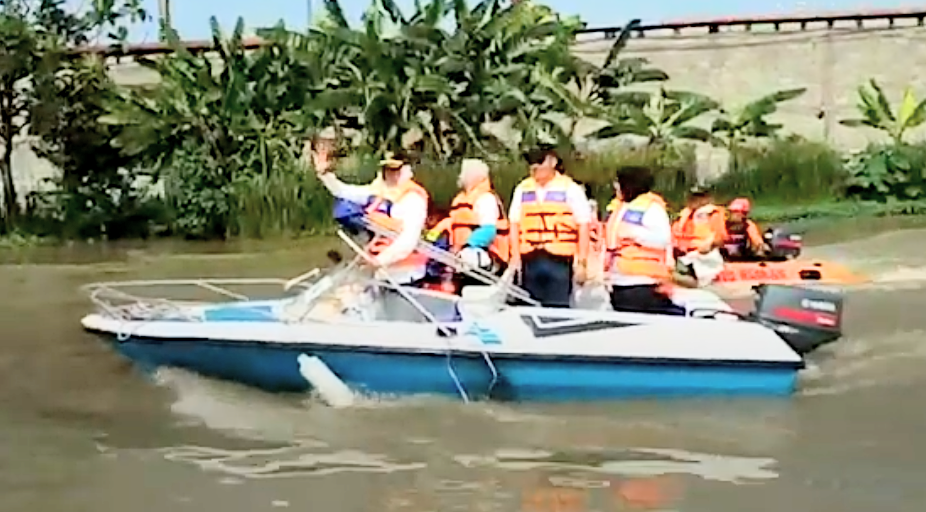 Khofifah Janji Bersih-bersih Sungai Tiap Minggu