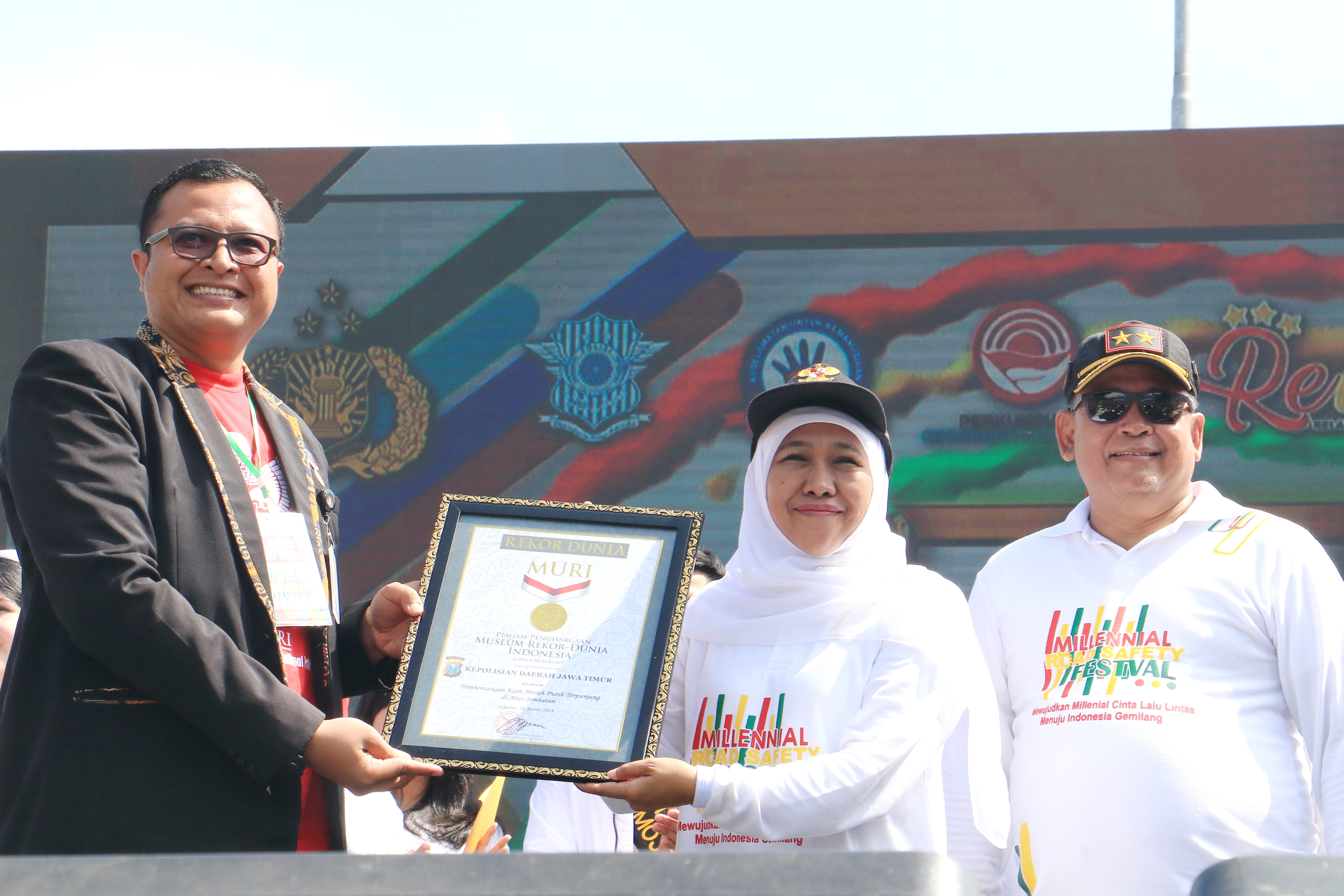 Bentangkan Bendera Merah Putih Terpanjang di Suramadu, Khofifah Terima Piagam Rekor Muri