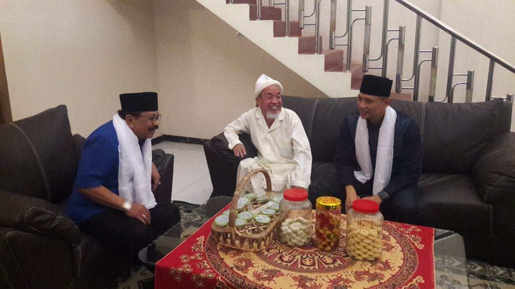Kiai Zubair Kalungkan Sorban Putih Pada AHY dan Pakde Karwo