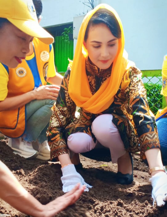 Peduli Akan KBS, Arumi Bachsin Ikut Tanam Pohon