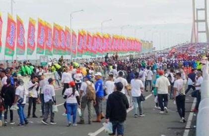 Puluhan Ribu Orang Ramaikan Millennial Road Safety Festival di Suramadu