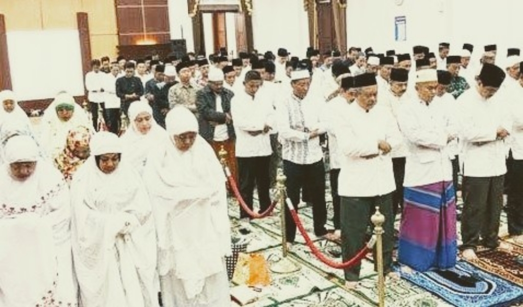 Ingin USBN di Jatim Sukses, Khofifah dan Jajaran Pemprov Gelar Tahajud Bersama