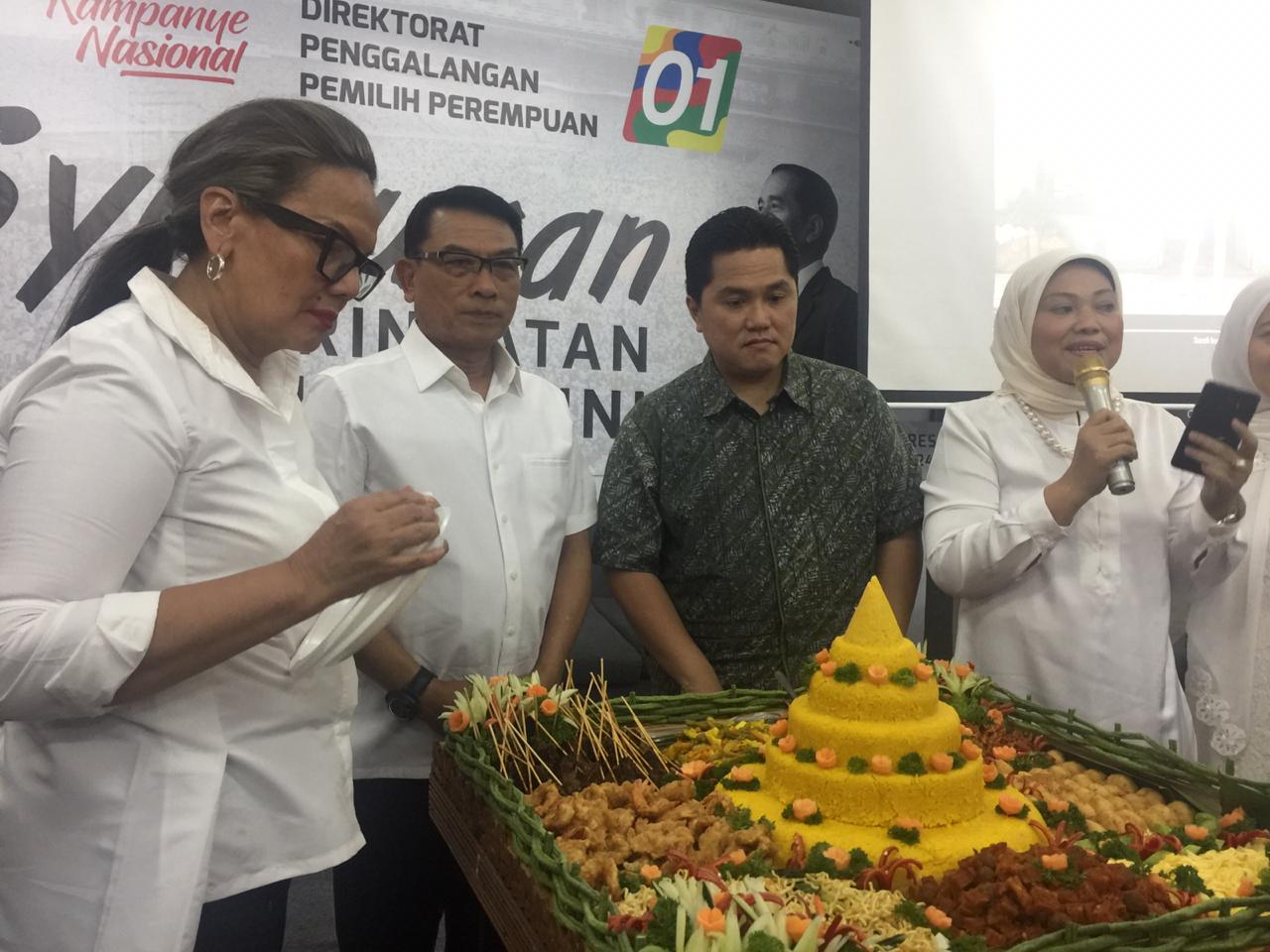 Perempuan Pendukung Jokowi-Amin Maruf Syukuran Potong Tumpeng