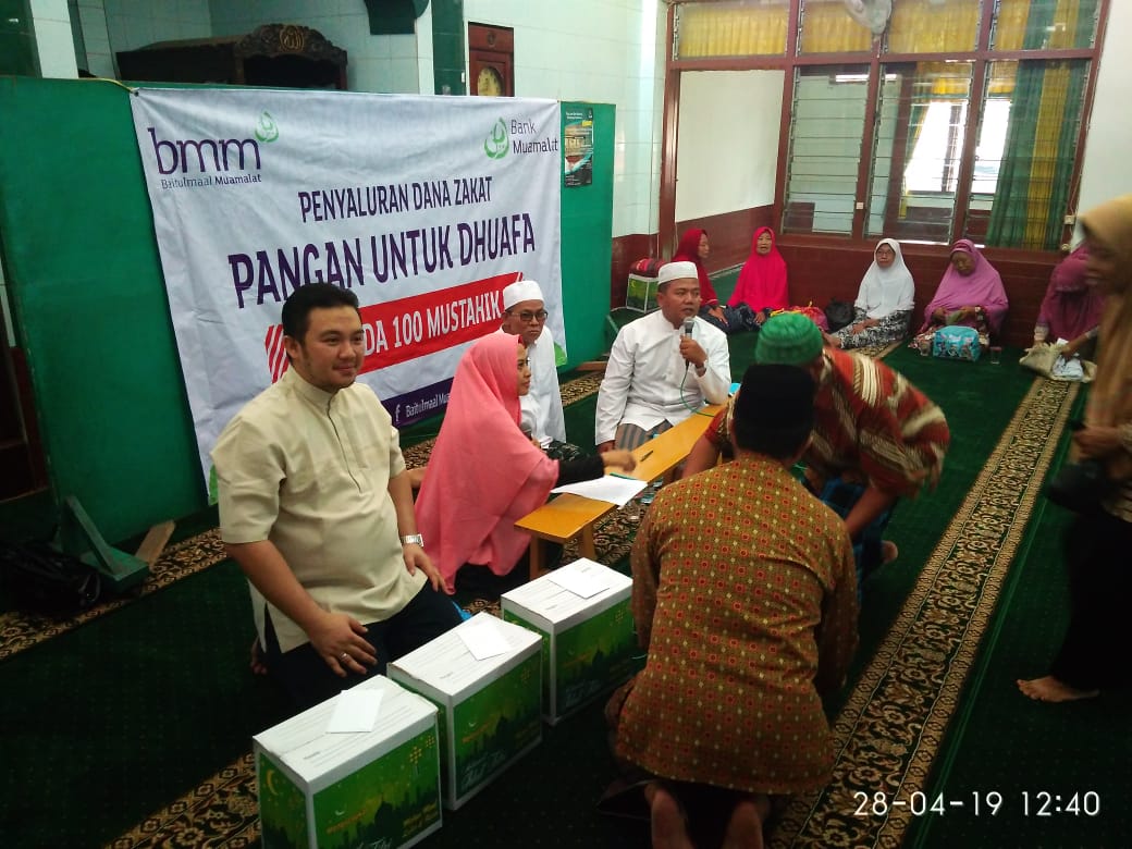 Bank Muamalat Cabang Darmo Berikan Bantuan Sembako Bagi 100 Dhuafa