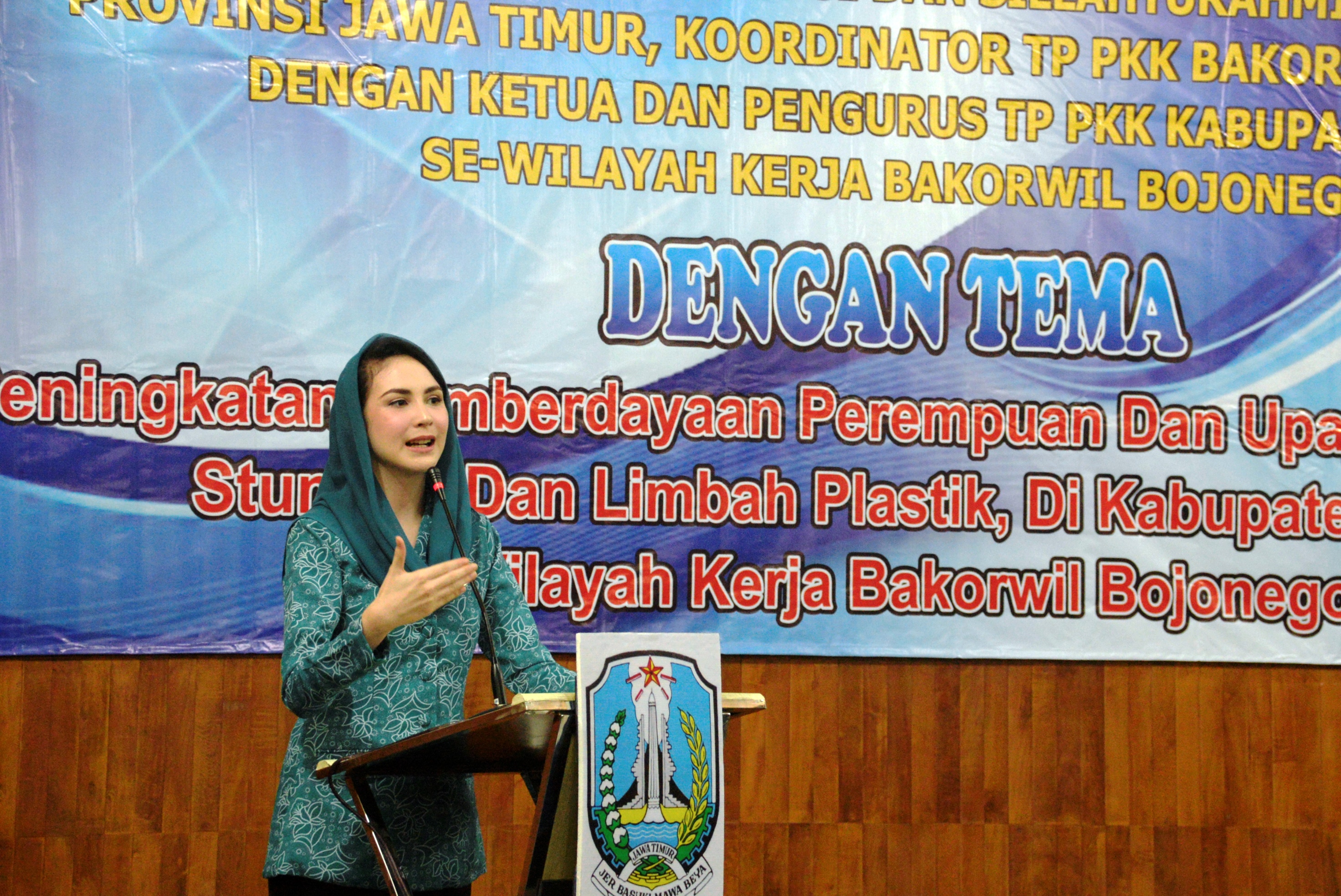 Arumi Bachsin Ajak Kurangi Sampah Plastik