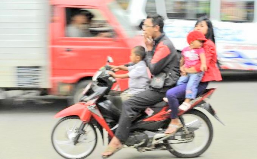 Awas Awal Mei Berkendara Sambil Merokok Langsung Ditilang