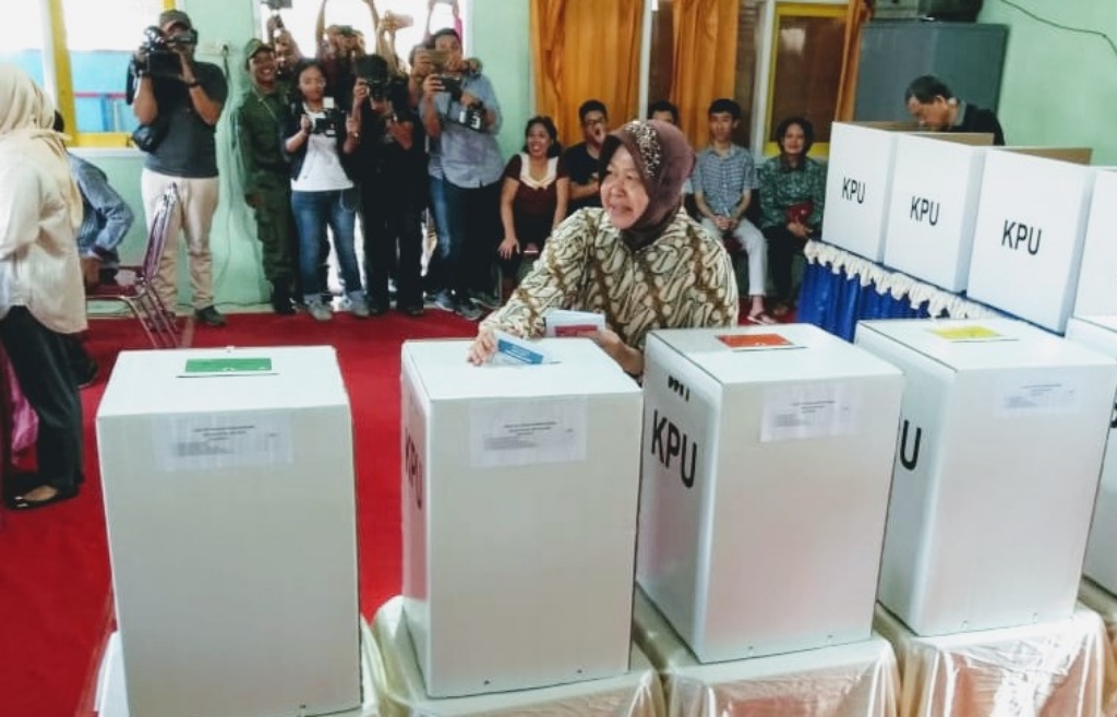 Usai Nyoblos di TPS 001, Risma: Memang Agak Ribet
