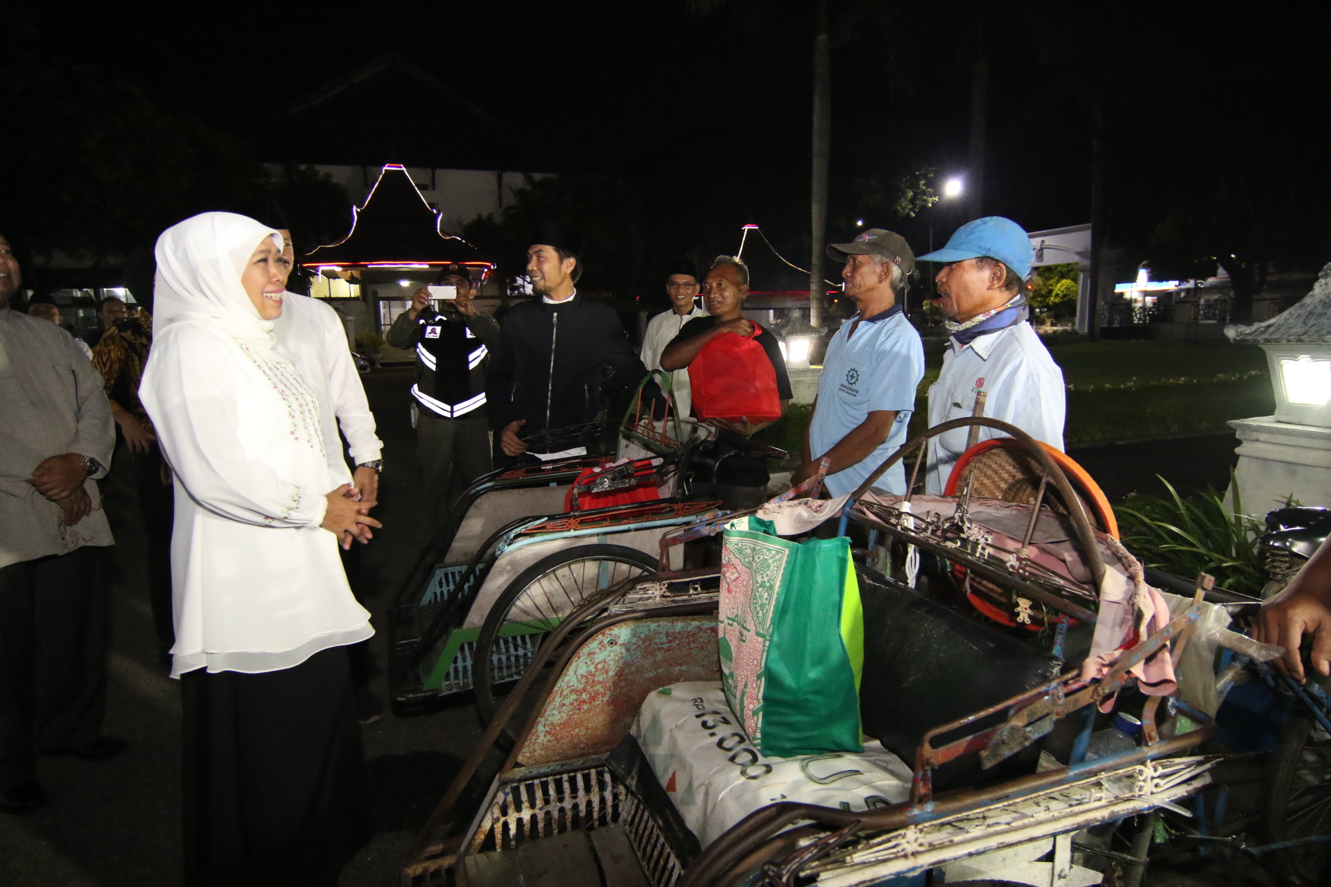 Khofifah Sahur Bareng Tukang Becak Di Madiun