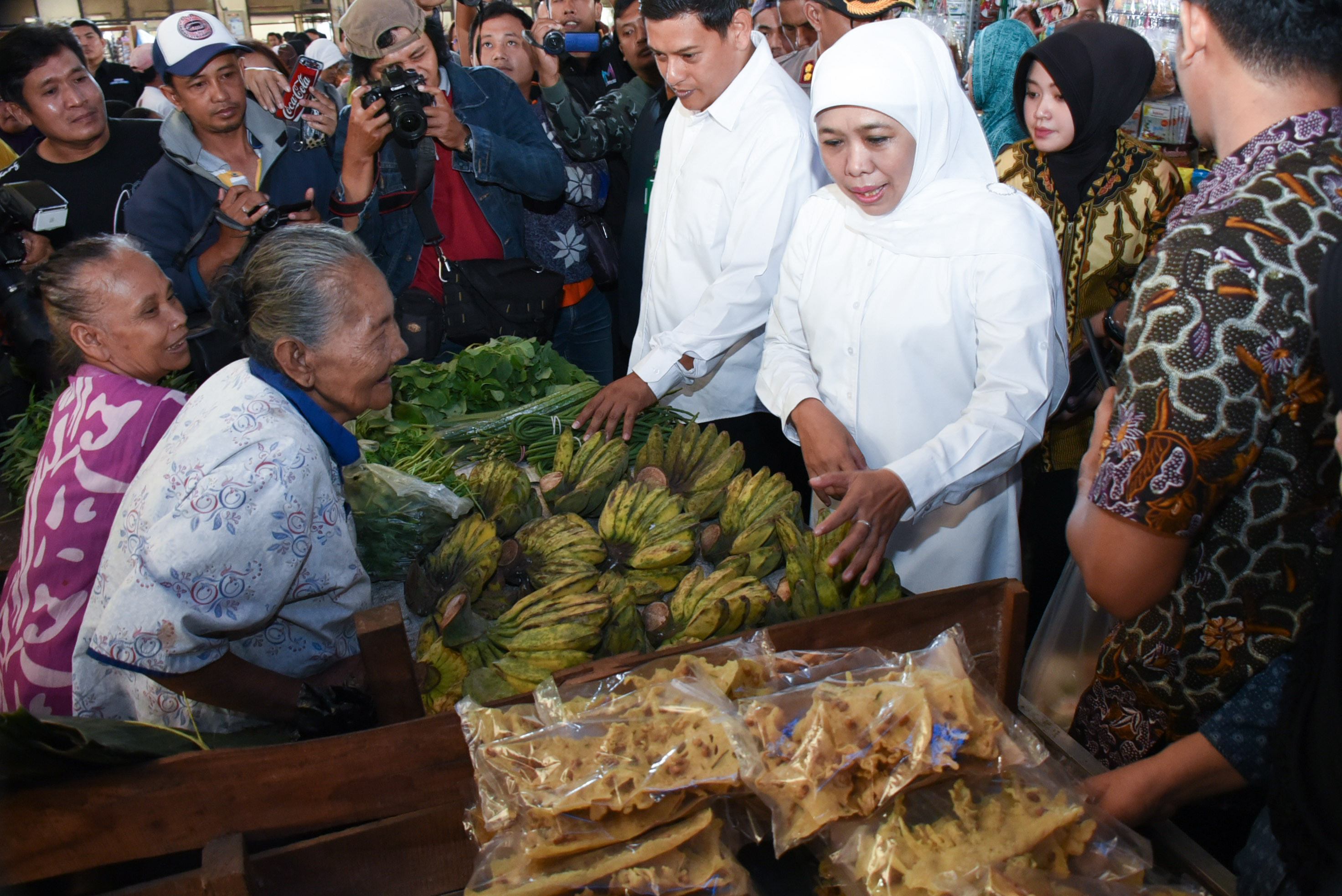 Khofifah Sidak Harga Bawang Putih Di Pasar Pahing Kediri