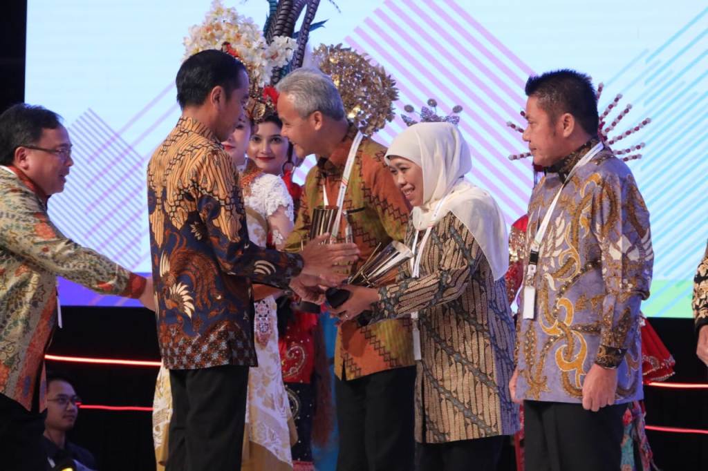 Jokowi Serahkan Penghargaan PPD 2019 Kepada Khofifah