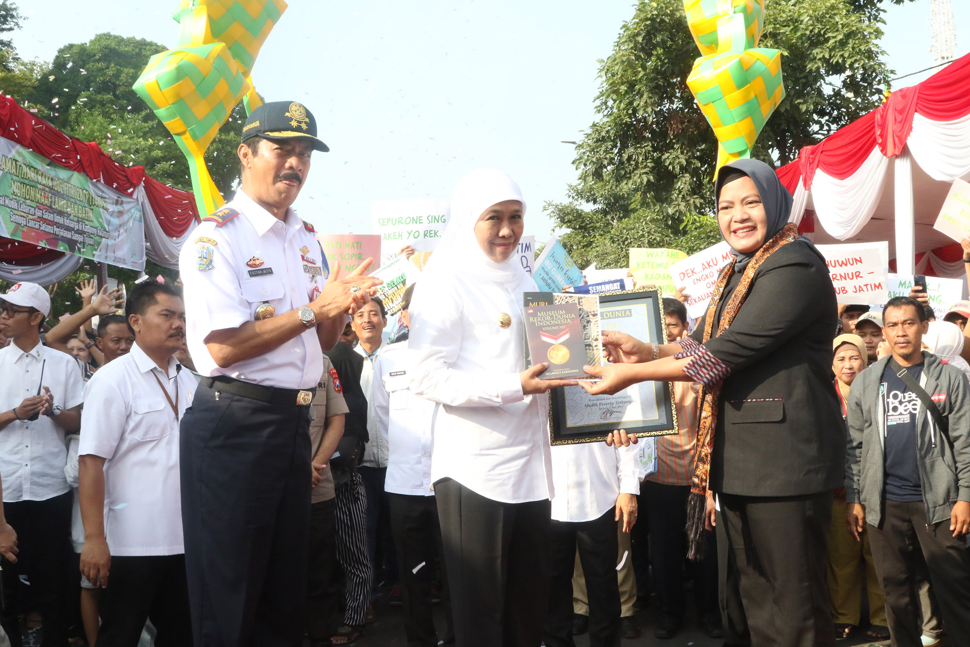 Mudik Gratis Jatim 2019, Khofifah Terima Penghargaan MURI
