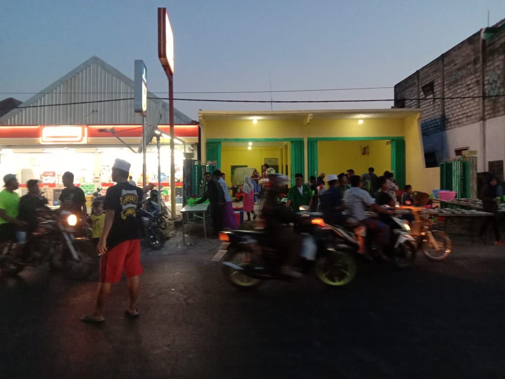 Warung Takjil Gratis ala Wong Bodho dan GP Ansor Rating Desa Metatu