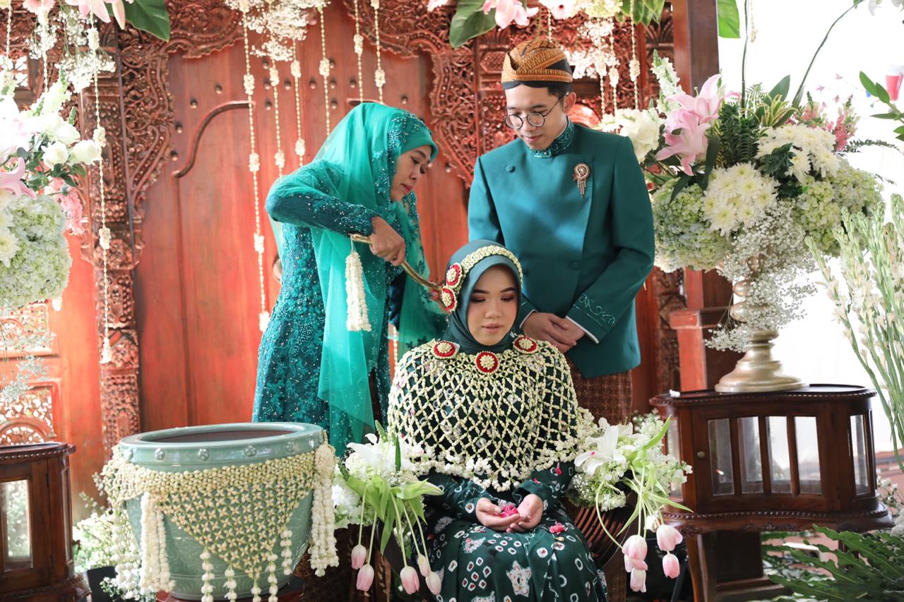 Jelang Pernikahan, Putri Khofifah Siraman Air 7 Sumber