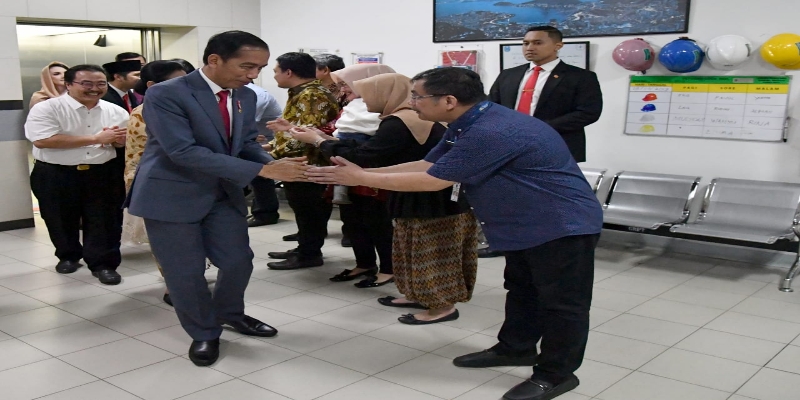Usai Hadiri Resepsi Pernikahan Putri Khofifah, Jokowi Jenguk Risma