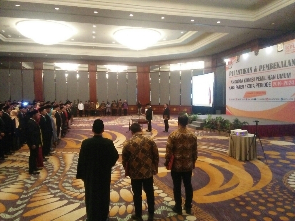 Lantik Komisioner Kabupaten/Kota Se Jatim, Ini Pesan Ketua KPU RI