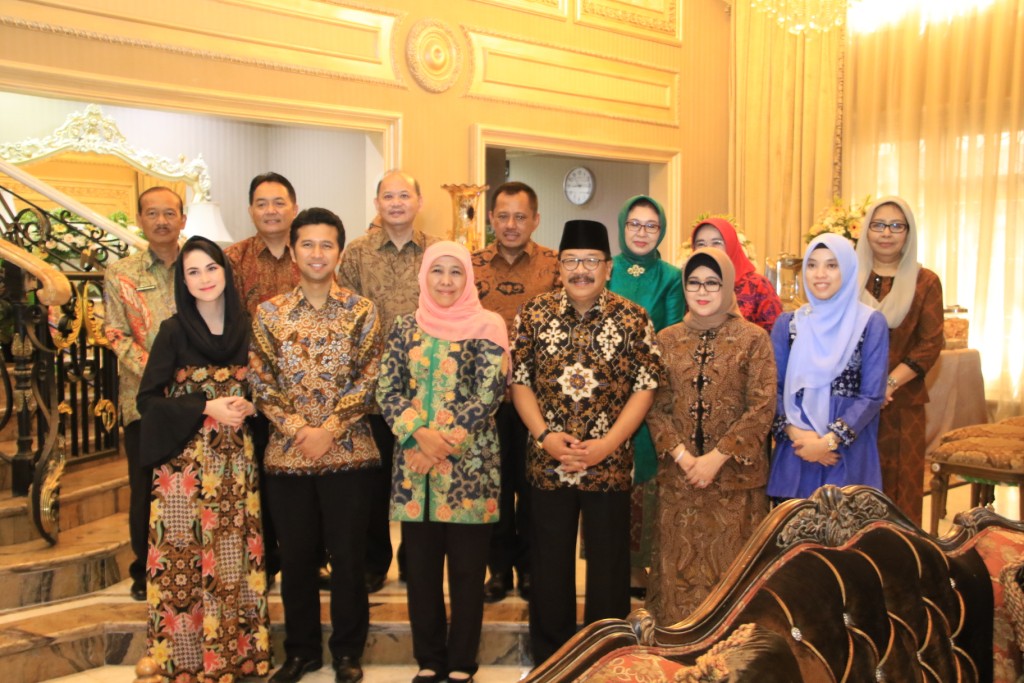 Khofifah-Emil Berlebaran ke Rumah Mantan Gubernur Jatim Soekarwo