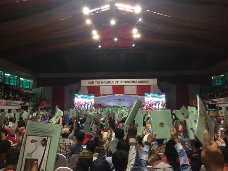 Presiden Jokowi Serahkan 3200 Sertifikat Tanah di Gresik