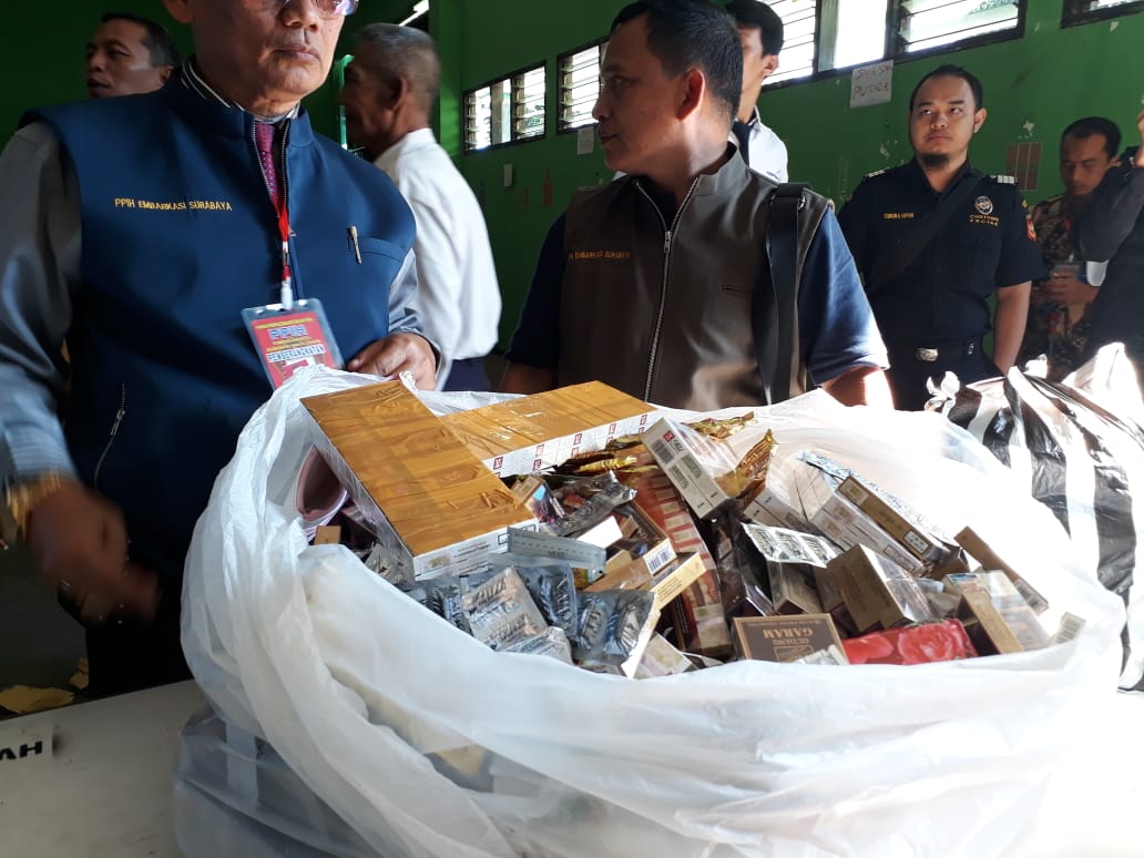 Terulang Kembali, PPIH Sita Ribuan Rokok Kloter 8 Bangkalan