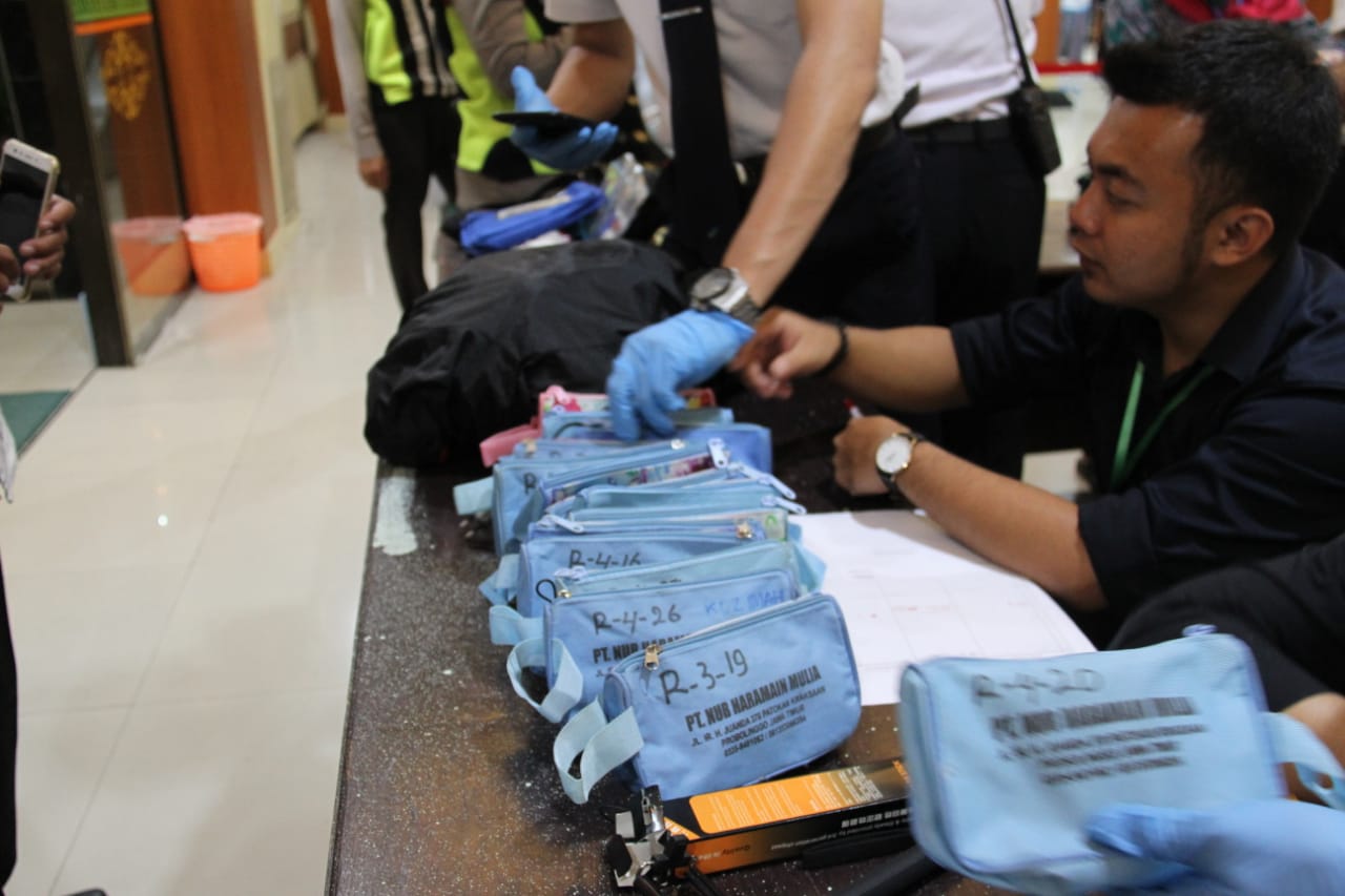 PPIH Embarkasi Surabaya Sita 250 Handy Talkie dari CJH Probolinggo